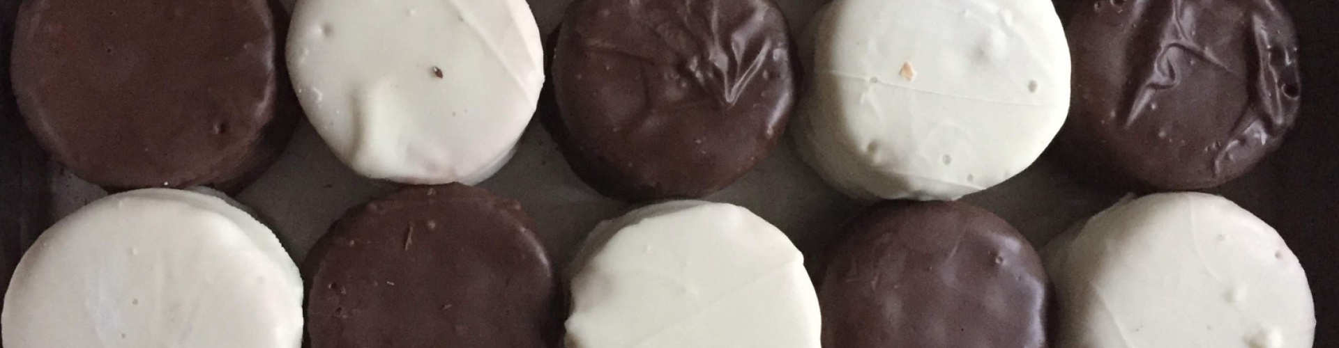 Chocolate-Dipped Ritz Peanut Butter Sandwiches